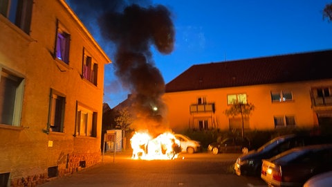 Beim Ausliefern ist der Wagen eines Pizza-Lieferanten in Brand geraten.