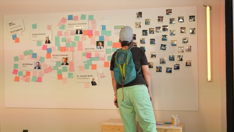 Bürgerin liest Wand für SWR Aktuell Sommerinterviews