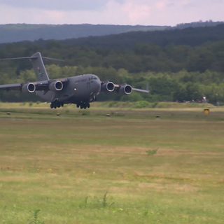 Militärflieger landet