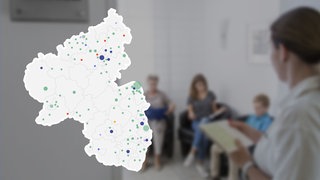 Eine Sprechstundenhilfe ruft einen Patienten in einem Wartezimmer auf