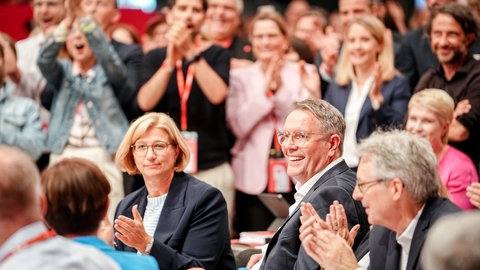 Alexander Schweitzer (SPD), Ministerpräsident von Rheinland-Pfalz, nimmt beim SPD-Bundesparteitag den Applaus der Delegierten nach der Wahl zum stellvertretenden SPD-Parteivorsitzenden entgegen.