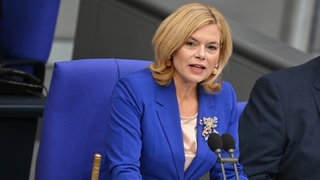 Julia Klöckner (CDU) spricht im Plenarsaal im Bundestag. Die neue Bundestagspräsidentin ist jetzt 100 Tage im Amt.