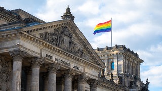 Eine Regenbogenflagge weht auf dem Reichstagsgebäude. Bundestagspräsidentin Julia Klöckner (CDU) entschied, dass die Bundestagsverwaltung diesmal nicht am CSD teilnimmt. 