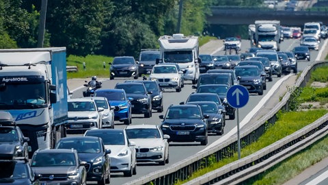 Autos stehen dicht an dicht auf der Autobahn. Der ADAC warnt vor einer hohen Staugefahr zu Beginn der Sommerferien in Rheinland-Pfalz.