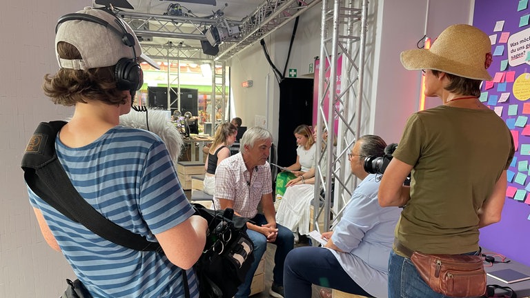 Berufsschülerinnen und -schüler haben sich mit dem Leiter der SWR-Landespolitik auf einen Besuch im Landtag vorbereitet.