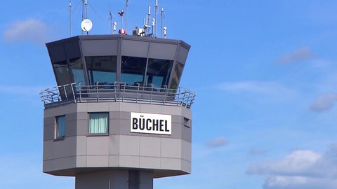 Der Tower am Fliegerhorst Büchel. Die Umbaukosten am NATO-Flugplatz werden statt 1,2 Milliarden Euro rund 2 Milliarden Euro kosten.