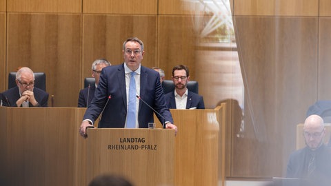 Ministerpräsident Alexander Schweitzer (SPD) im Landtag bei seiner Regierungserklärung zum Investitionsprogramm.