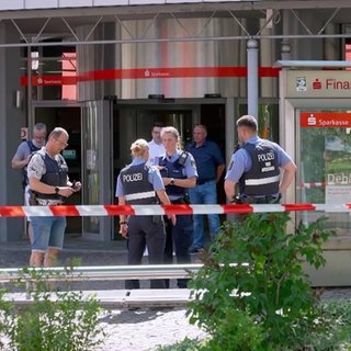 Polizei vor Sparkasse