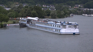 Ein Fahrgastschiff hat auf der Mosel bei Treis-Karden gerammt. Es liegt quer zum Strom an einem Anleger. 