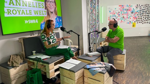 SWR4-Royal-Expertin Annelie Malun gibt im SWR PopUp Studio in Mainz Einblicke in die Königshäuser.