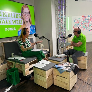 SWR4-Royal-Expertin Annelie Malun gibt im SWR PopUp Studio in Mainz Einblicke in die Königshäuser.