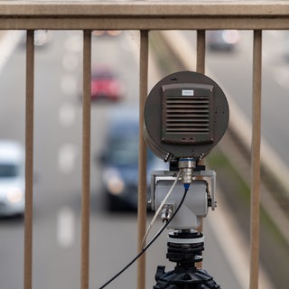 Eine Monocam auf einer Autobahnbrücke filmt Autos. Die Spezialkamera wird jetzt auf der A60 bei Ingelheim und der A61 bei Gundheim gegen Handyverstöße eingesetzt.