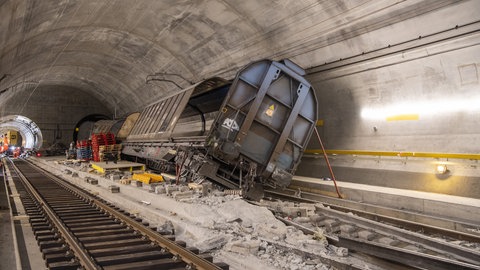 Im Sommer 2023 entgleiste dieser Güterzug im Schweizer Gotthard-Tunnel und richtete großen Schaden an.