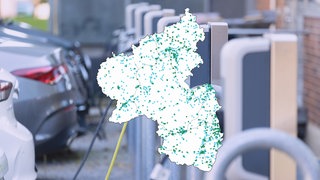 Ladesäulen, die gerade über einen Kabelanschluß Elektroautos aufgeladen werden