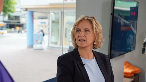 Im SWR-Sommerinterview wird die rheinland-pfälzische Klimaschutzministerin Katrin Eder (Grüne) von Moderatorin Dorit Becker befragt. Vor allem ein Deutschland-Ticket für Azubis spielte eine große Rolle