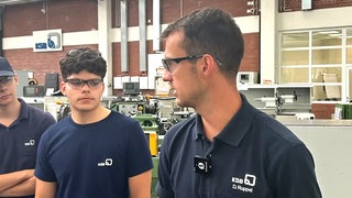 Daniel Ruppel, Zerspanungsmechanikermeister bei der KSB in Frankenthal, mit seinen Azubis.