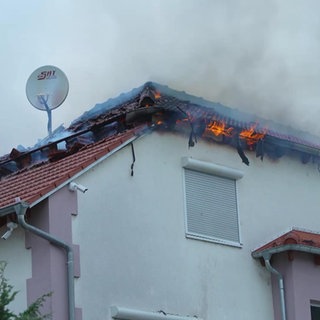 Ein brennendes Wohnhaus