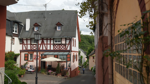 Bau-Experten empfehlen alte Häuser regelmäßig auf Risse und morsche Balken zu überprüfen.