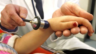 In Rheinland-Pfalz wurden 2024 mehr Kinder wegen Misshandlung und Vernachlässigung aus ihren Familien genommen als 2023.