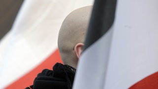 Mainz: Rechtsextreme demonstrieren am Hauptbahnhof. Laut einer Recherche von NDR und WDR besitzen Rechtsextremisten in RLP legal 386 Schusswaffen.