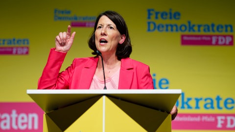 Die FDP-Landesvorsitzende Daniela Schmitt bei einer Rede (Archivbild). Sie fordert ein klares Bekenntnis der Bundesregierung zum Ausbau der A643.