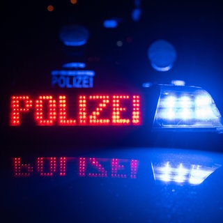 Bei einem Unfall auf der A6 bei Kaiserslautern ist viel Treibstoff ausgelaufen. Die Autobahn musste für Stunden vollgesperrt werden.