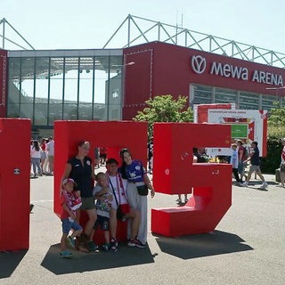 Zuschauer vor dem Stadion von Mainz 05 - der Bundesligist ist in die neue Saison gestartet.