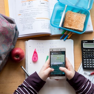 An den Schulen in Rheinland-Pfalz gibt es kein generelles Handyverbot. Schüler und Lehrer entwickeln selbst Regeln für den Umgang damit (Symbolbild).
