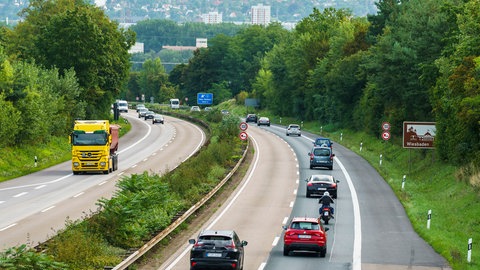 Autos fahren auf der A643 vom Autobahndreieck Mainz kommenden Richtung Wiesbaden. Der Ausbau der A643 auf sechs Spuren plus Standstreifen ist seit Jahren in Mainz heftig umstritten.