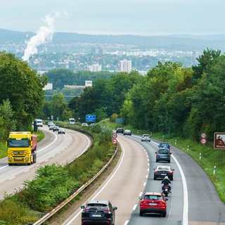 Autos fahren auf der A643 vom Autobahndreieck Mainz kommenden Richtung Wiesbaden. Der Ausbau der A643 auf sechs Spuren plus Standstreifen ist seit Jahren in Mainz heftig umstritten.