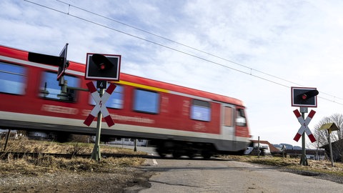Regionalzug an einem unbeschrankten Bahnübergang - immer wieder passieren tödliche Unfälle