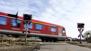 Regionalzug an einem unbeschrankten Bahnübergang - immer wieder passieren tödliche Unfälle