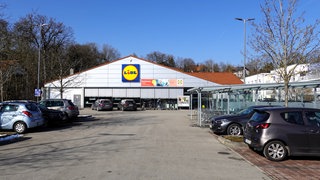 Laut Verbraucherzentrale gibt es immer mehr Beschwerden über private Parkplatzbetreiber (Autos stehen auf einem Supermarkt-Parkplatz, Symbolbild). 