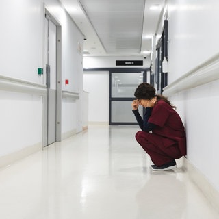 Die Gewalt gegenüber Pflegefachkräften in RLP nimmt stetig zu - auch die psychische Belastung ist für viele Beschäftigte ein Thema. Die Landespflegekammer fordert bessere Vorbereitung für Pflegerinnen und Pfleger.