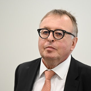 Ex-Landrat Jürgen Pföhler wurde die Pension gekürzt. Grund sind mutmaßliche Fehler bei der Flutkatastrophe im Ahrtal. 