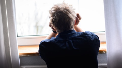 2023 haben in RLP Männer häufiger Suizid begangen als Frauen. Doch es gibt Hilfsangebote für Betroffene und Tipps für Angehörige.