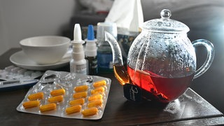 Die Erkältungswelle ist langsam im Anmarsch. Hausmittel wie eine Kanne heißer Tee, aber auch Tabletten und Nasenspray sollen helfen.