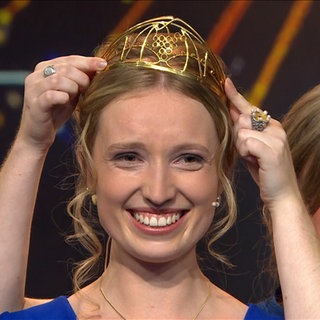 Anna Zenz von der Mosel wird zur Deutschen Weinkönigin 2025 gekürt.