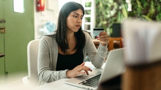 Im Onlinebanking gibt es Neuerungen im Oktober (Symbolbild) - das müssen Bankkundinnen und -kunden jetzt wissen.