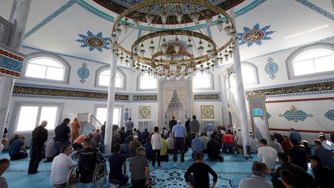 Muslime beim Freitagsgebet in der Moschee in Ransabach-Baumbach im Westerwald. Am Tag der Offenen Moschee können Besucher fragen, welche Bedeutung das Freitagsgebet im Islam hat. (Archvibild)