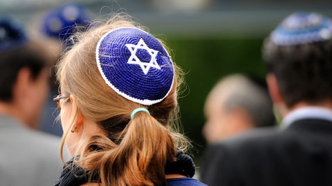 Junge Frau trägt Kippa mit Davidstern - Antisemitische Straftaten in RLP weiter auf hohem Niveau