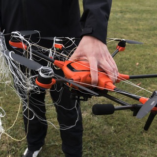 Die Bundeswehr präsentiert das Abfangen einer Drohne durch die Abfangdrohne A1-Falke von Argus Interception bei einer Großübung. Die Drohne wird mit einem Netz abgefangen. 