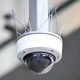 Eine Überwachungskamera hängt vor einem Hauptbahnhof. Die CDU in Rheinland-Pfalz ist für den Einsatz von KI in der Videoüberwachung. 