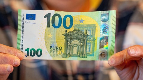Ein 100-Euro-Schein. An unverwechselbaren Merkmalen - wie etwa dem Wasserzeichen - kann man erkennen, ob er echt ist.