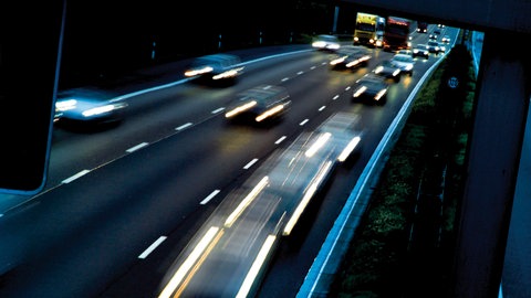 Sportwagenfahrer sind über mehrere Autobahnen rund um Mainz gerast und haben Beinahe-Unfälle verursacht (Symbolbild).