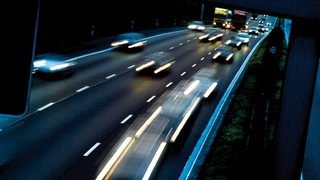 Sportwagenfahrer sind über mehrere Autobahnen rund um Mainz gerast und haben Beinahe-Unfälle verursacht (Symbolbild).