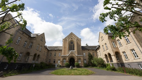 Der Altbau der Rhein-Mosel-Fachklinik, der größten Einrichtung des Landeskrankenhauses