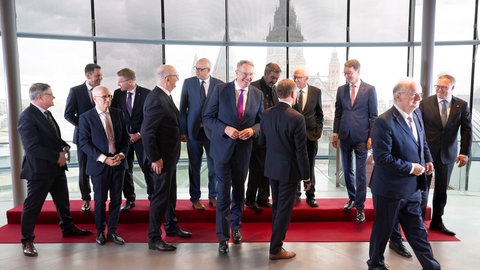 Bei der Ministerpräsidentenkonferenz in Mainz wird unter anderem um die Erhöhung der Pendlerpauschale und die Senkung der Mehrwertsteuer in der Gastronomie diskutiert. Zu Beginn der zweitägigen Konferenz versammeln sich die Teilnehmer zu einem Gruppenfoto. Die Ministerpräsidentinnen des Saarlands und von Mecklenburg-Vorpommern, Anke Rehlinger und Manuela Schwesig, fehlen aus privaten Gründen.