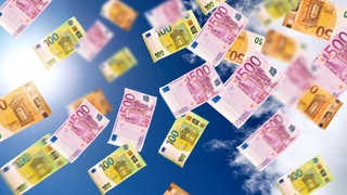 Euroscheine fliegen durch die Luft. Wie immer im Oktober hat der Arbeitskreis Steuerschätzungen am 23.10.2025 seine Herbstprognose vorgelegt. Der Bund kann nicht mit mehr Einnahmen rechnen, etwas besser sieht es für Länder und Kommunen aus (Symbolbild):