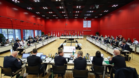 Blick in den Saal in der Mainzer Rheingoldhalle vor Beginn des zweiten Tages der Ministerpräsidentenkonferenz, die unter dem Vorsitz von Rheinland-Pfalz stattfindet. 